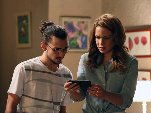 Cristina fica perplexa ao ver a tia em ação (Foto: Isabella Pinheiro/ Gshow)