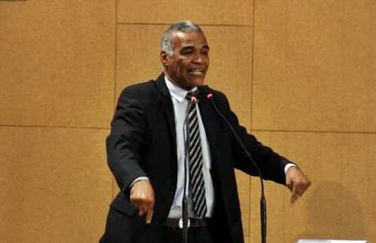 Deputado Isidório durante discurso (Foto: Rayana Azevêdo)