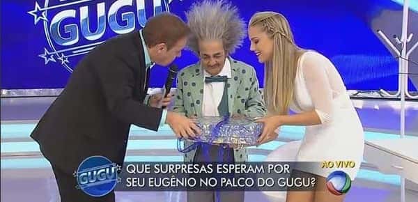 Gugu presenteia "Seu Eugênio" (Foto: Reprodução / TV Record)