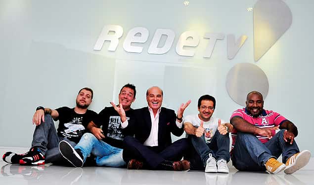 Marcelo de Carvalho no meio, junto com a trupe do "Encrenca" (Foto: Divulgação / RedeTV!)