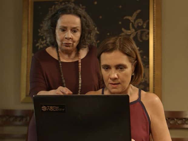 Inês decide publicar vídeo de Beatriz com Cristóvão (Foto: TV Globo)