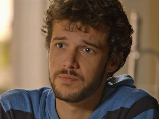 Pedro confessa que está pensando em não se separar de Taís (Foto: TV Globo)