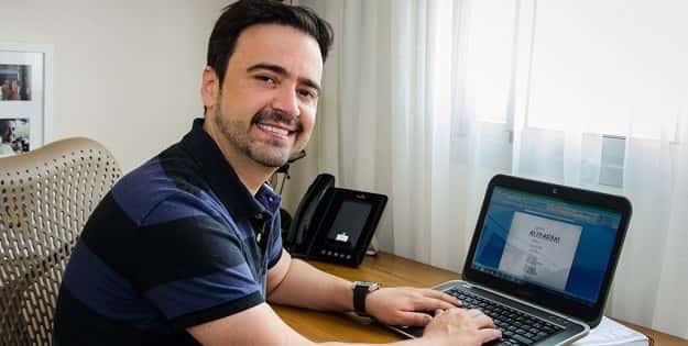 Daniel Ortiz no laptoop onde escreveu todos os capítulos de "Alto Astral"