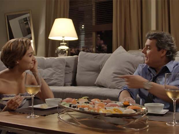 Cena de "Babilônia". Após noite romântica, Evandro chama Alice para fugir para Paris (Foto: TV Globo)