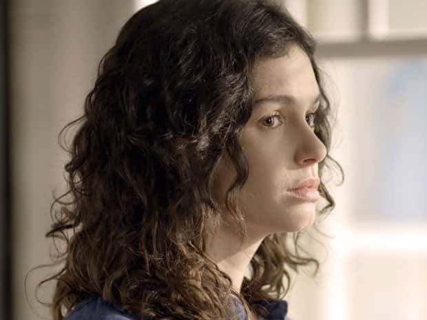 Taís fica perplexa ao descobrir verdade sobre Pedro e Júlia (Foto: TV Globo)