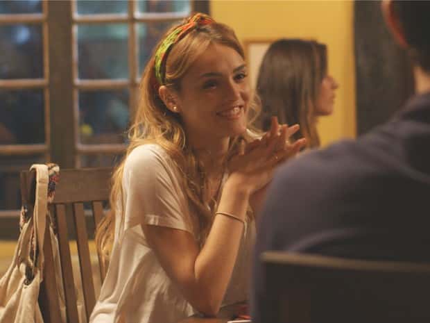 Júlia está feliz da vida com a novidade! (Foto: TV Globo)