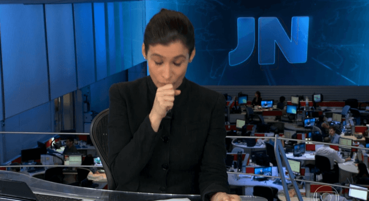 Renata Vasconcellos tossiu ao vivo durante o "JN" (Foto reprodução)