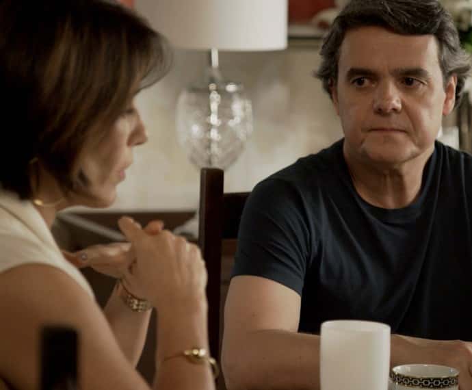 Evandro é direto com Beatriz e diz que ela tentou matá-lo (Foto: TV Globo)