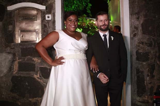 Cacau Protásio ao lado do marido jovem (Foto: Isac Luz / Ego)