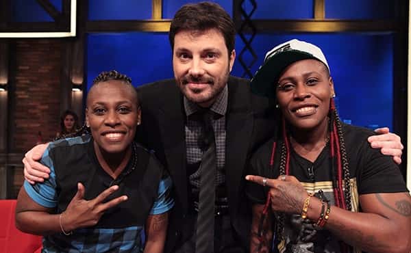 Danilo Gentili recebeu Pepê e Neném no "The Noite"; talk show bateu a Globo (Foto: Leonardo Nones/SBT)