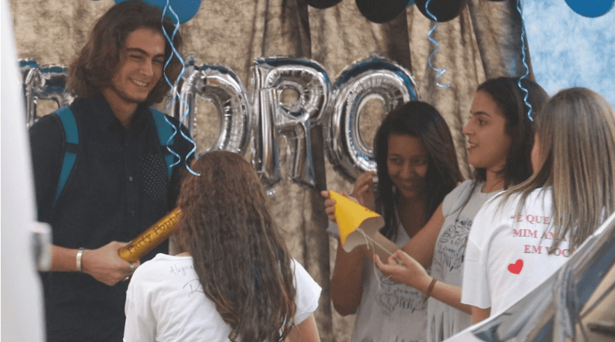 Rafael Vitti comemorando com fãs o final de "Malhação Sonhos"