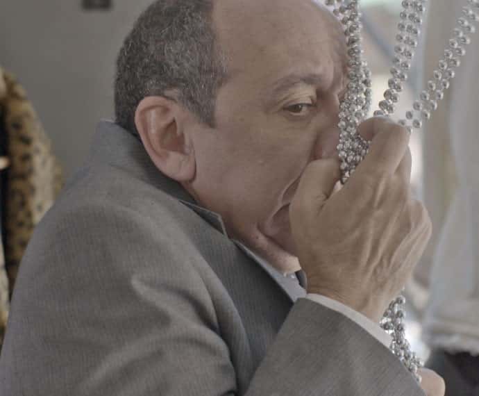 Júnior não sabe onde se meter depois de ter seus planos descobertos por Soraya (Foto: TV Globo)