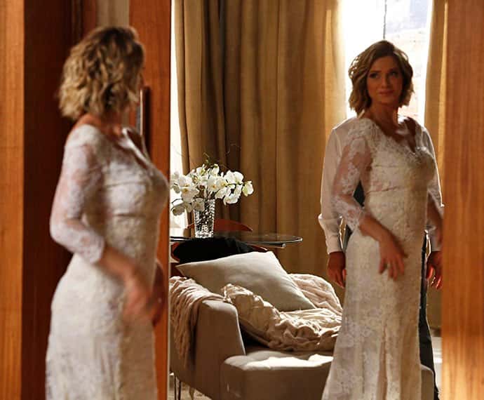 Soraya aparece deslumbrante em prova de vestido que será de Mari (Foto: Raphael Dias/Gshow)