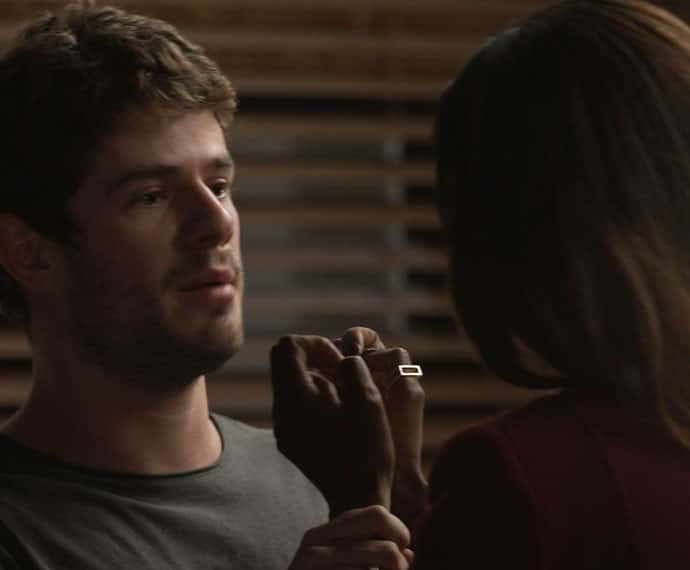Ben impede Alceste de roubar o beijo (Foto: TV Globo)