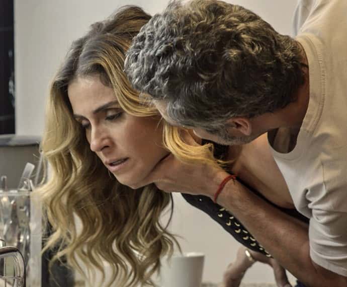 Romero tira Atena do apartamento (Foto: Divulgação)
