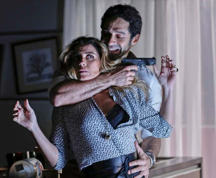 Atena é surpreendida por Victor no apartamento de Sumara (Foto: Ellen Soares/Gshow)