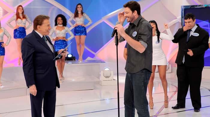 Silvio Santos e Danilo Gentili durante o quadro "Não Erre a Letra" (Foto: Lourival Ribeiro/SBT)