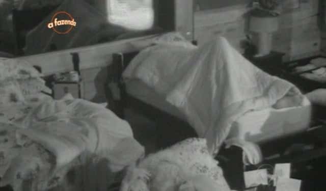 Casal já havia ido para debaixo das cobertas em outra ocasião (Foto: R7).