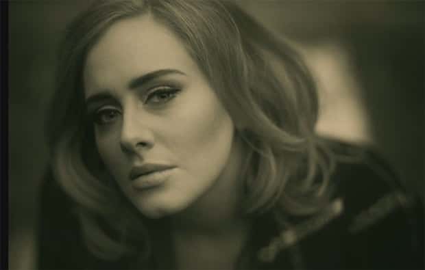 Adele em "Hello". (Foto: Divulgação).