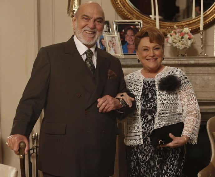 Dom Peppino e Izabelita saem de mãos dadas para assistir a uma ópera (Foto: Raphael Dias/Gshow)