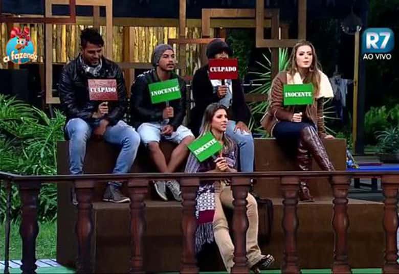 Peões no júri do tribunal (R7).