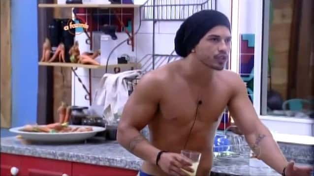 Douglas ficou revoltado com conversa entre Rayanne e JP (Foto: Reprodução/Record)