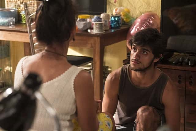 Rosângela (Malu Galli) chora, Florisval (Ailton Graça) encara Jonatas (Felipe Simas) com ironia. Jonatas está desesperado (Foto: Globo/Pedro Curi)
