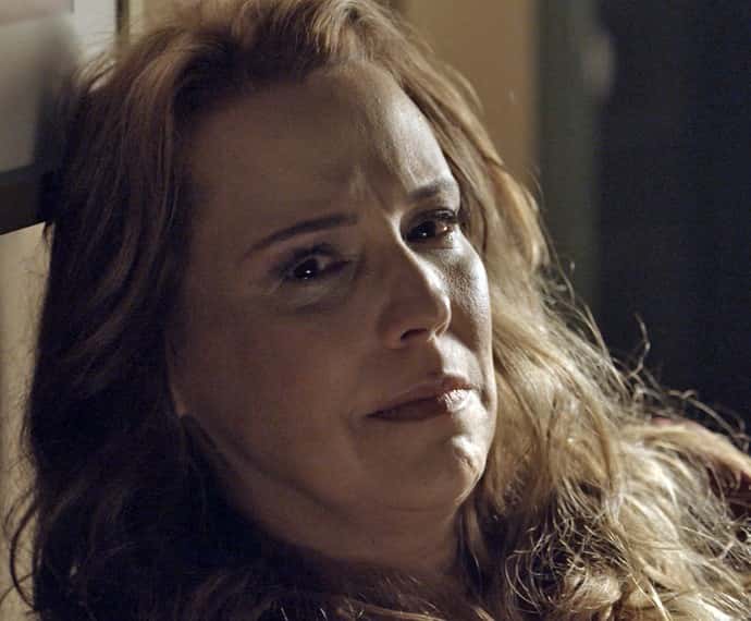 Emília sofre ao se lembrar do passado (Foto: TV Globo)