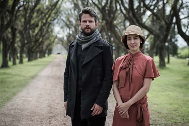 Augusto (Selton Mello) e Mariana (Marjorie Estiano) nos jardins da Quinta de Consuêlo (Aracy Balabanian) (Foto: Globo/Caiuá Franco)