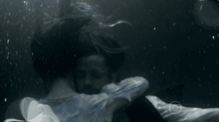 Felipe (Rafael Cardoso) e Lívia (Alinne Moraes) em cena final da primeira fase de "Além do Tempo" (Foto: Reprodução/Globo)