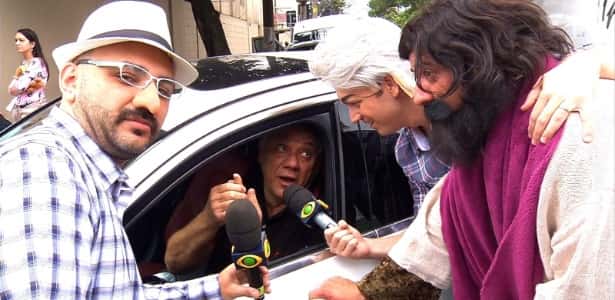Fantasiados, repórteres do "Pânico" abordam Marcelo Rezende na entrada da Record (Foto: Divulgação)