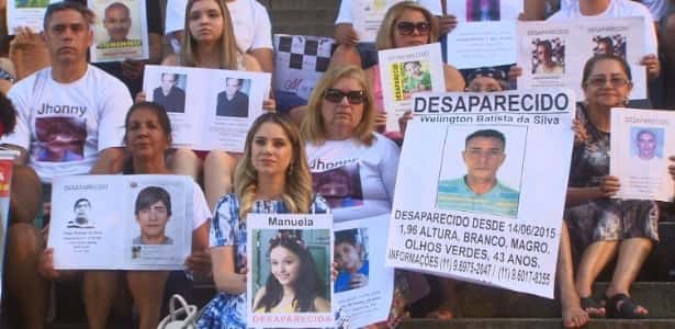 rebeca-juliana-baroni-segura-cartaz-de-manuela-em-meio-as-maes-da-se-em-cumplices-de-um-resgate-1450294857529_615x300