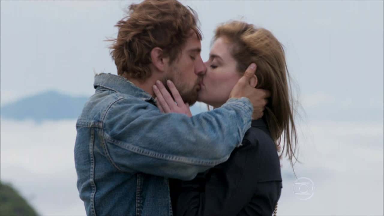 Felipe (Rafael Cardoso) e Lívia (Alinne Moraes) em cena final de "Além do Tempo" (Foto: Reprodução/Globo)