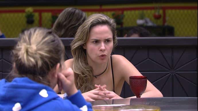 Ana Paula durante conversa na volta ao jogo (Foto: Globo/Divulgação)