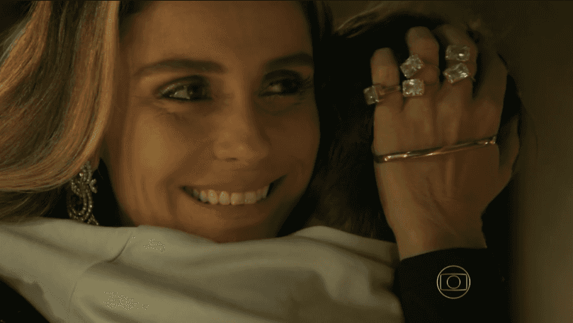 Atena (Giovanna Antonelli) e Romerinho em cena de "A Regra do Jogo" (Foto: Reprodução/Globo)