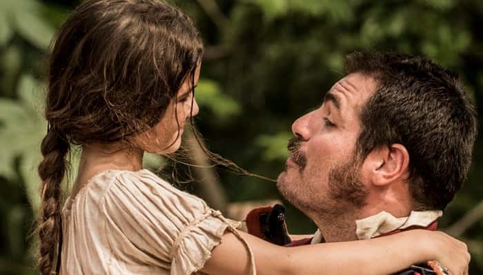 Joaquina (Mel Maia) e Tiradentes (Thiago Lacerda) em cena de 'Liberdade Liberdade' (Foto: Globo/João Cotta)