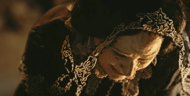Encarnação se desespera com presença misteriosa (Foto reprodução: TV Globo)