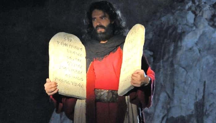 Moisés (Guilherme Winter) com as tábuas dos Dez Mandamentos (Foto: Munir Chatack/Record)