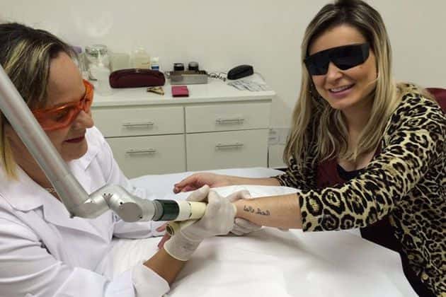 Urach e suas tatoos. (Foto: Divulgação)