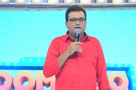 Geraldo Luís no comando de seu programa, o "Domingo Show" (Foto: Reprodução/Record)
