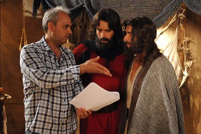 Avancini orienta atores em "Os Dez Mandamentos". (Foto: Divulgação)
