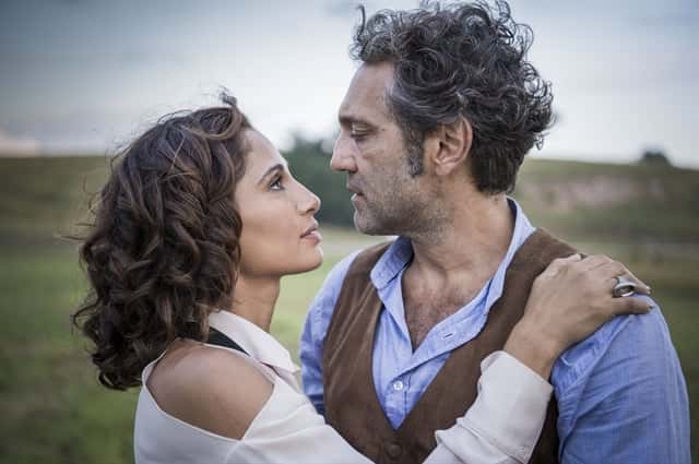 Tereza (Camila Pitanga) e Santo (Domingos Montagner) (Foto: Globo/Caiuá Franco)