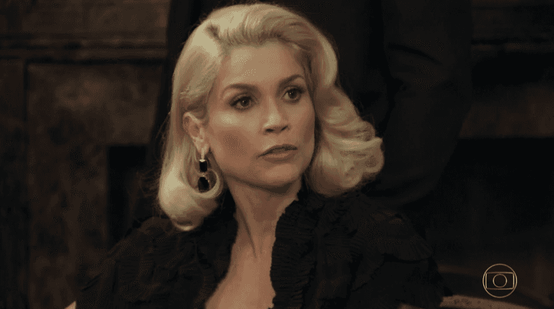 Sandra (Flávia Alessandra) em cena de "Êta Mundo Bom" (Foto: Reprodução/Globo)