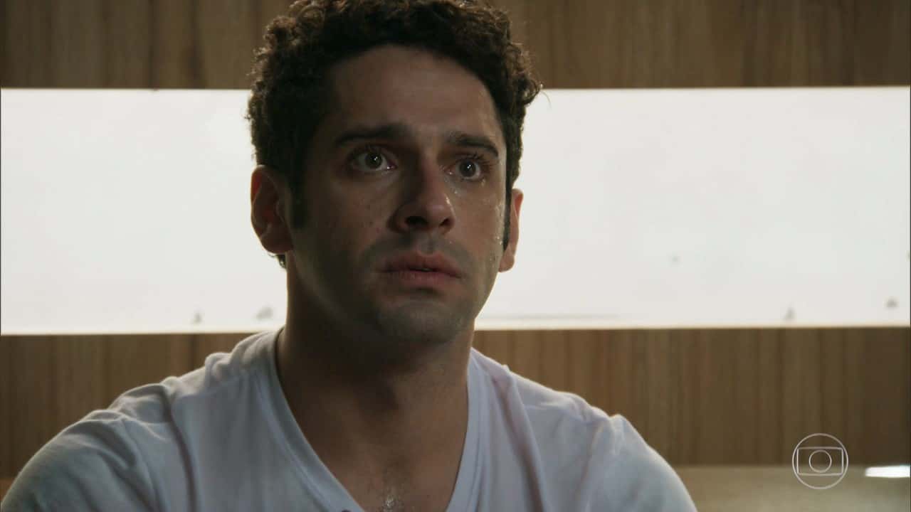 Beto (João Baldasserini) em cena de "Haja Coração" (Foto: Reprodução/Globo)