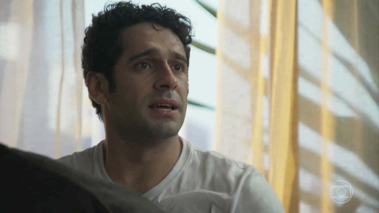 Beto (João Baldasserini) em cena de "Haja Coração" (Foto: Reprodução/Globo)
