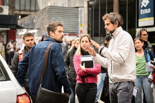 Diretor artístico Leonardo Nogueira orienta Rafael Cardoso (Cesar) em gravação na Av. Paulista (Foto: Globo/Sergio Zalis)