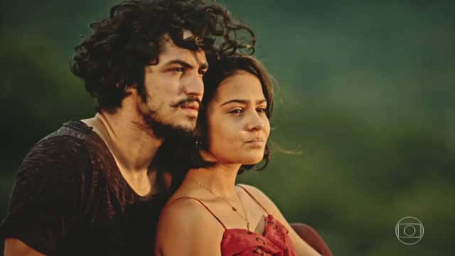 Miguel (Gabriel Leone) e Olívia (Giulia Buscacio) em cena de "Velho Chico" (Foto: Reprodução/Globo)