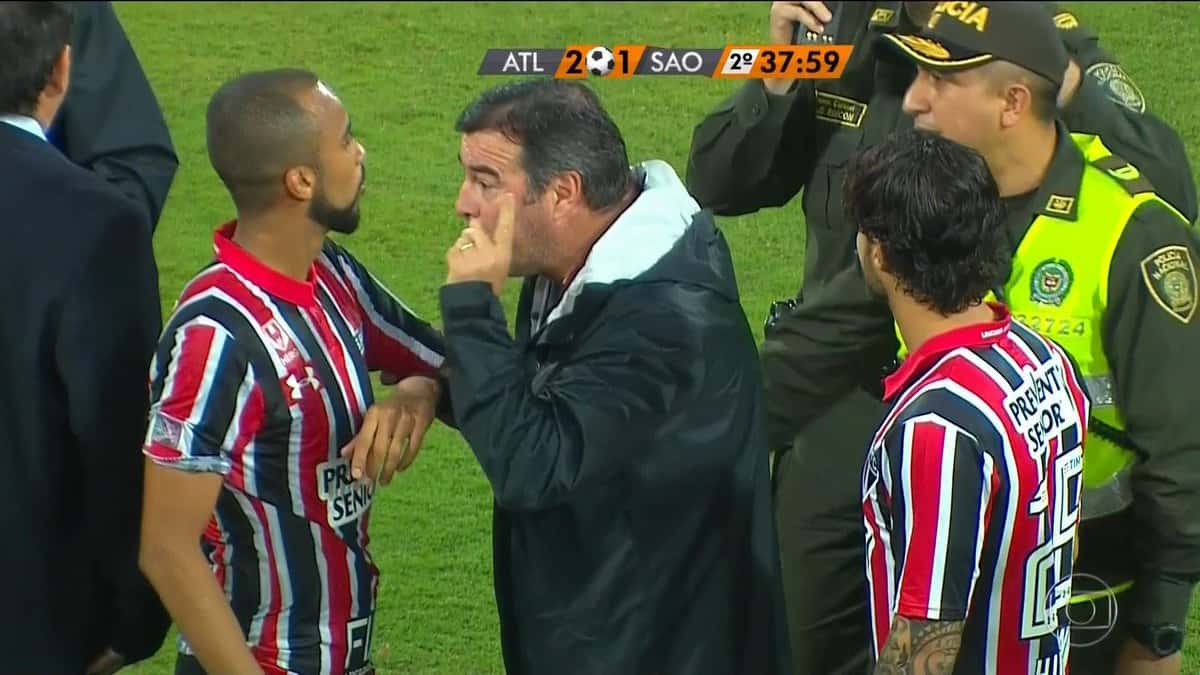 Jogadores do São Paulo discutem com árbitros (Foto: Reprodução/Globo)
