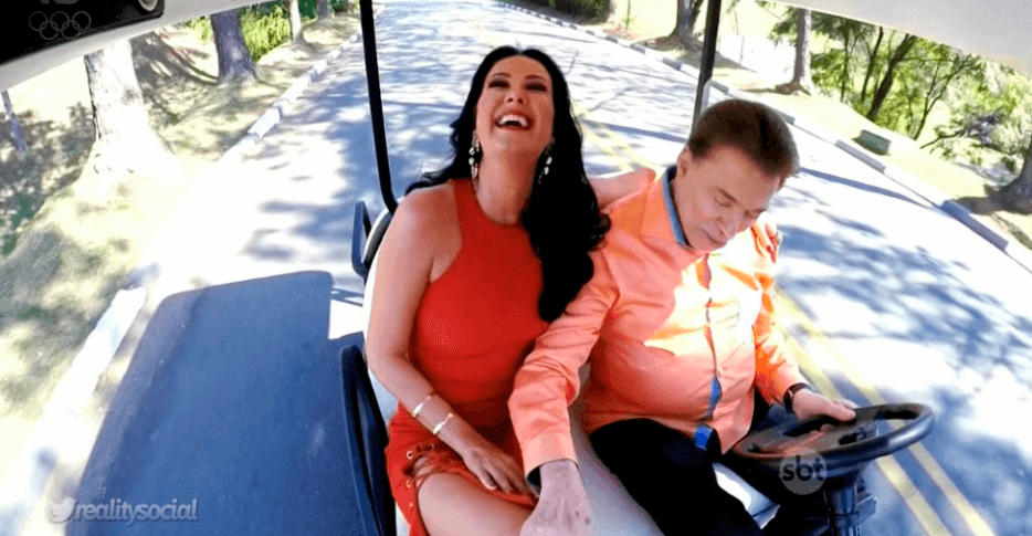 Silvio Santos passou a mão nas pernas de Helen. (Foto reprodução: SBT)