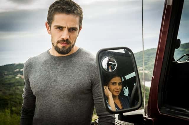 Cesar (Rafael Cardoso) e Alice (Giovanna Antonelli) no retrovisor (Foto: Globo/João Miguel Junior)